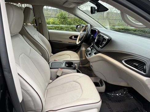 Used 2019 Chrysler Pacifica Limited image 16