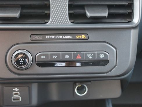 New 2025 Ford Maverick XL image 28