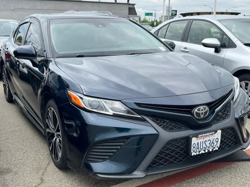 Used 2018 Toyota Camry SE w/ Moonroof Package image 3