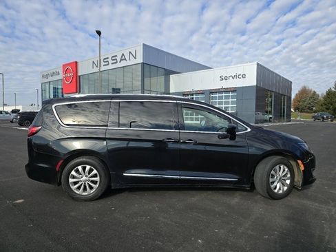 Used 2019 Chrysler Pacifica Touring-L image 14