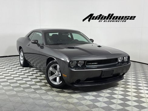 Used 2013 Dodge Challenger SXT RWD image 1