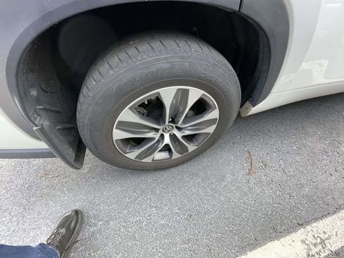 Used 2021 Toyota Highlander XLE image 12