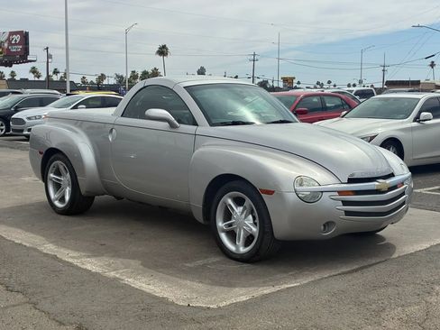 Used 2005 Chevrolet SSR w/ Preferred Equipment Group RWD image 12