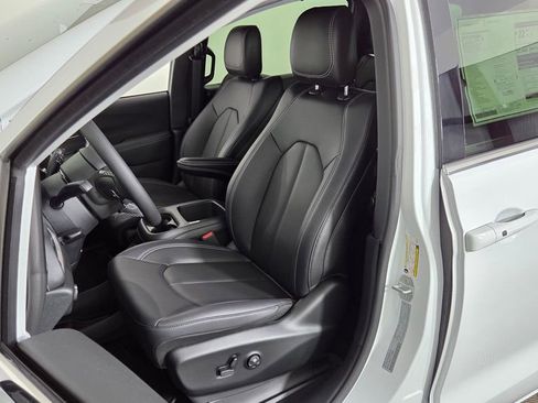 New 2025 Chrysler Pacifica Select image 15