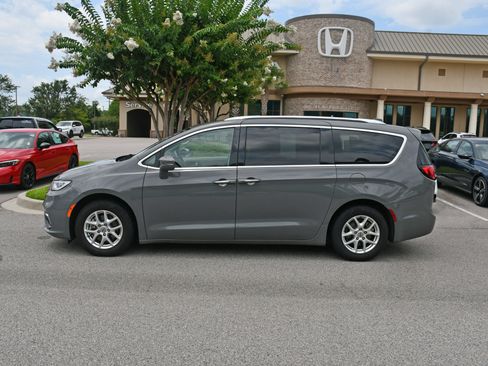 Used 2021 Chrysler Pacifica Touring-L FWD image 2