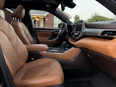 Used 2021 Toyota Highlander Platinum image 29