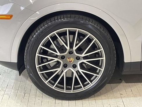 Used 2022 Porsche Cayenne Platinum Edition AWD/4WD image 11