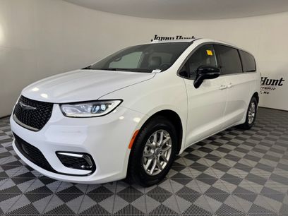 Used 2025 Chrysler Pacifica Select