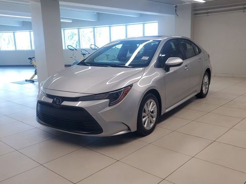 Used 2023 Toyota Corolla LE w/ LE Premium Package image 3