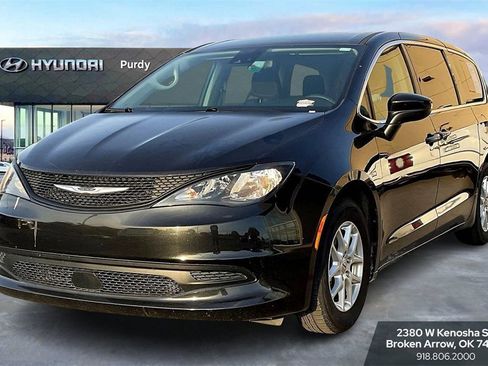 Used 2023 Chrysler Voyager LX image 1