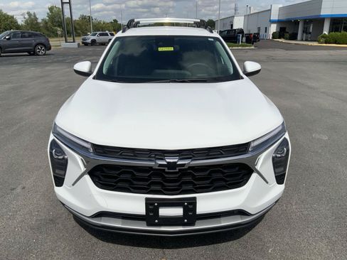 Used 2025 Chevrolet Trax LT w/ LT Convenience Package FWD image 3