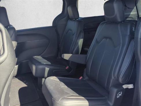 Used 2018 Chrysler Pacifica Touring-L FWD image 22