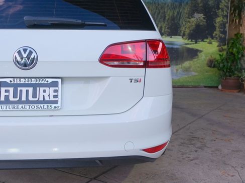 Used 2017 Volkswagen Golf SE image 23