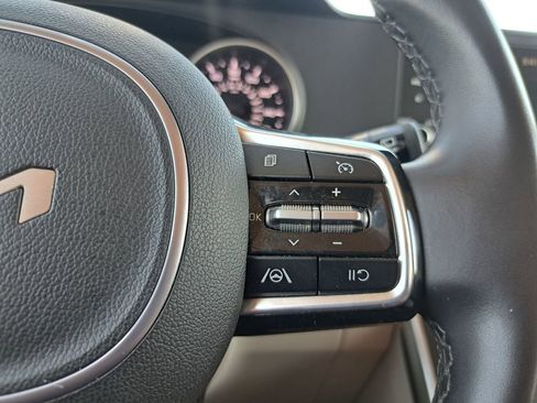 Used 2024 Kia Carnival LX image 13