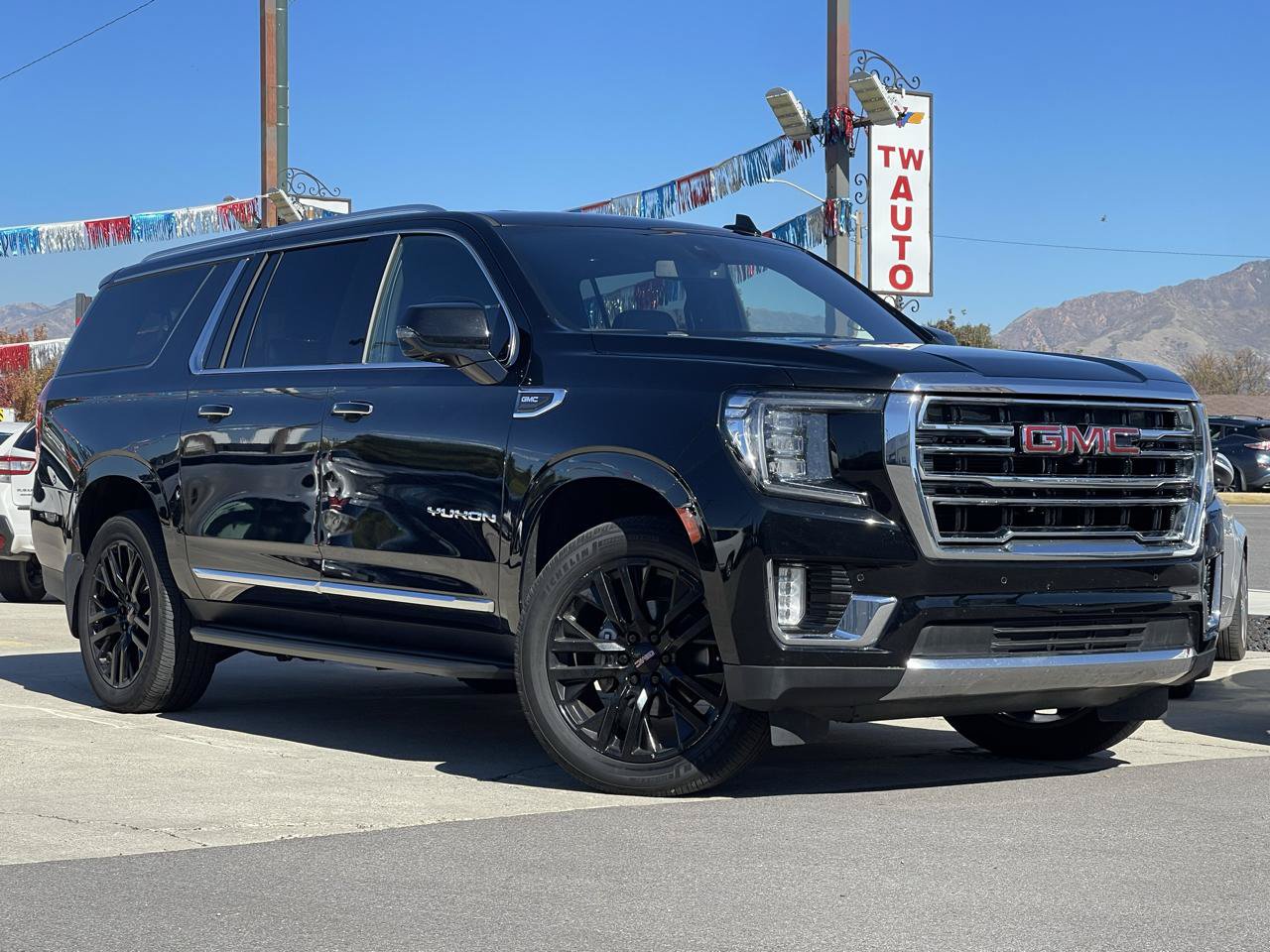 Used 2021 GMC Yukon XL SLT w/ SLT Luxury Plus Package AWD/4WD image 3