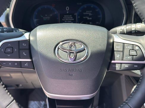 Used 2024 Toyota Highlander Platinum FWD image 16