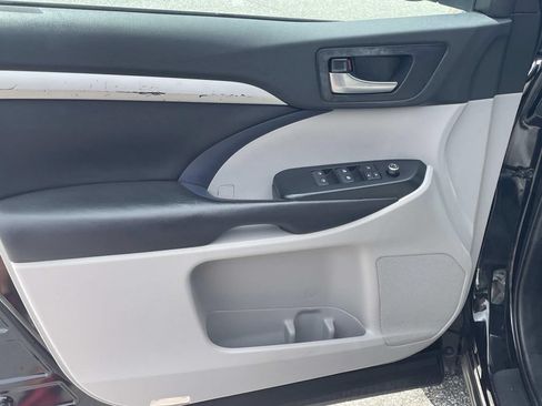 Used 2019 Toyota Highlander XLE FWD image 15