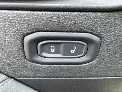 Used 2023 Jeep Gladiator Rubicon w/ Cold Weather Group AWD/4WD image 11