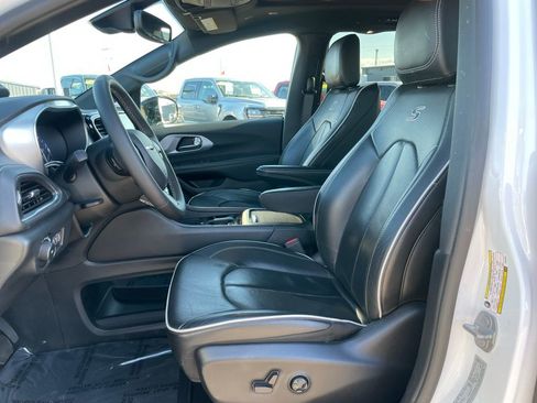 Used 2025 Chrysler Pacifica Limited FWD image 7