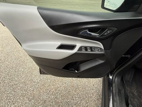 Used 2022 Chevrolet Equinox LS w/ LS Convenience Package image 10