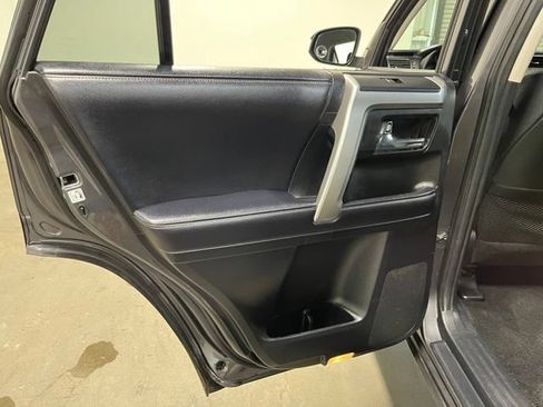 Used 2018 Toyota 4Runner SR5 AWD/4WD image 19