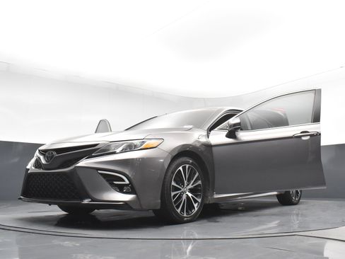 Used 2020 Toyota Camry SE w/ Carpet Mat Package image 33