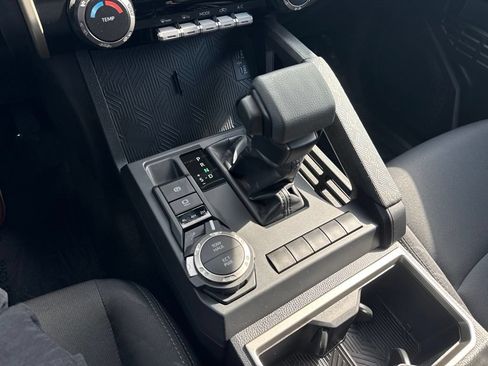 Certified 2025 Toyota Tacoma SR5 AWD/4WD image 15