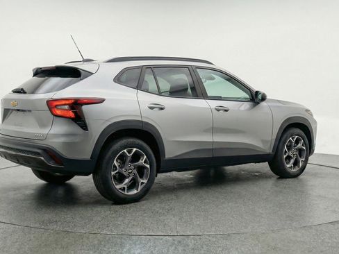 Used 2025 Chevrolet Trax LT image 9