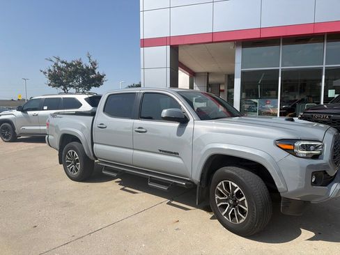 Used 2021 Toyota Tacoma TRD Sport w/ Technology Package RWD image 3
