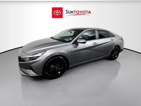 Used 2022 Hyundai Elantra SEL w/ Convenience Package FWD image 9