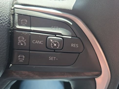 Used 2025 Jeep Grand Cherokee Limited AWD/4WD image 16