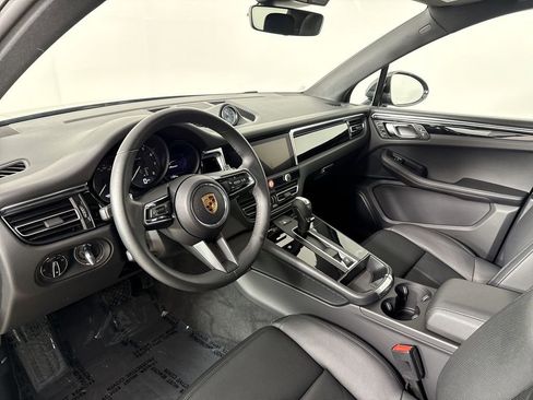 Certified 2025 Porsche Macan image 4