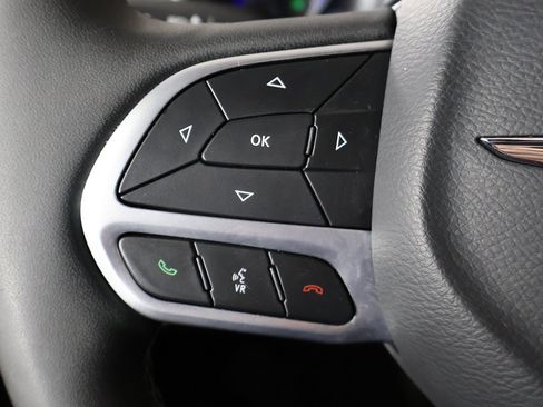 Used 2025 Chrysler Pacifica Select image 35