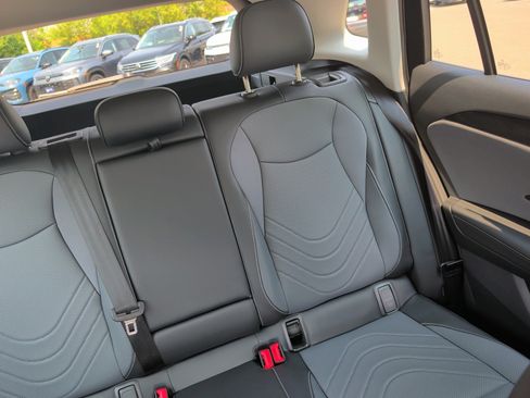 Certified 2025 Volkswagen Tiguan SE AWD/4WD image 14