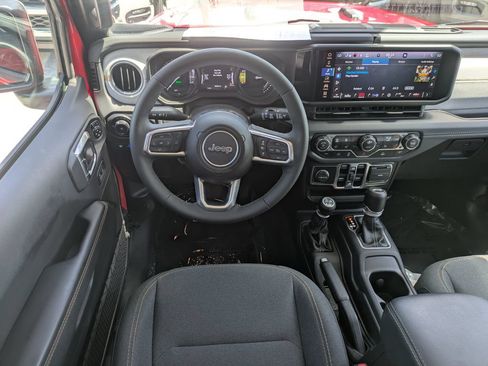 Used 2025 Jeep Wrangler Unlimited Sahara AWD/4WD image 17
