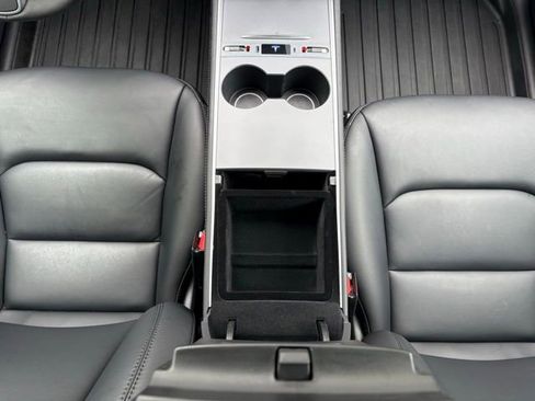 Used 2022 Tesla Model Y Long Range AWD/4WD image 17