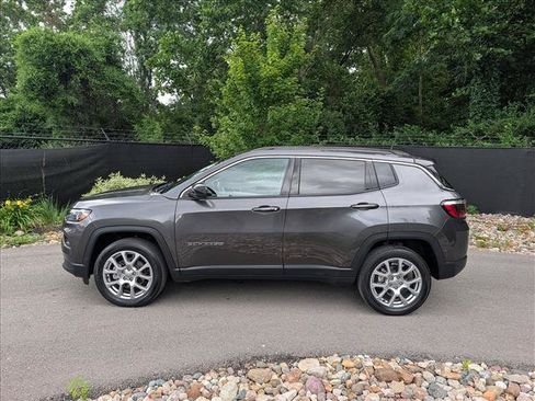 Used 2022 Jeep Compass Latitude AWD/4WD image 2