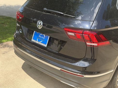 Used 2021 Volkswagen Tiguan SE w/ Panoramic Sunroof Package FWD image 4