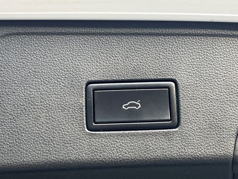 Used 2020 Volkswagen Atlas Cross Sport SE w/ Panoramic Sunroof Package image 16