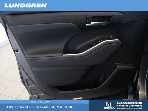 Used 2022 Toyota Highlander XLE AWD/4WD image 15