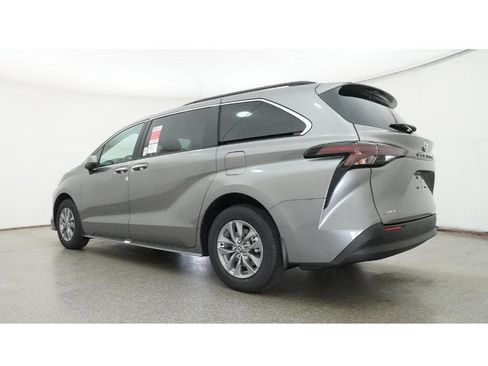 New 2026 Toyota Sienna XLE image 21