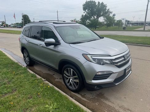 Used 2017 Honda Pilot Touring image 7