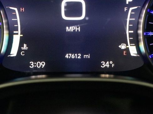 Used 2024 Chrysler Pacifica Touring-L image 31