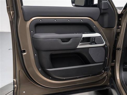 Used 2023 Land Rover Defender 110 SE image 17