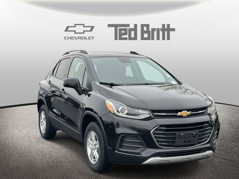 Certified 2022 Chevrolet Trax LT w/ LT Convenience Package image 3