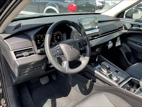 New 2025 Mitsubishi Outlander ES image 6
