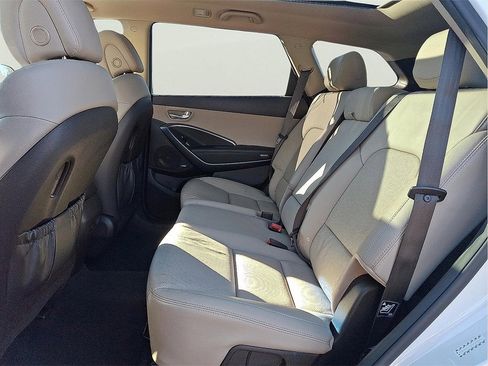 Used 2017 Hyundai Santa Fe SE image 11