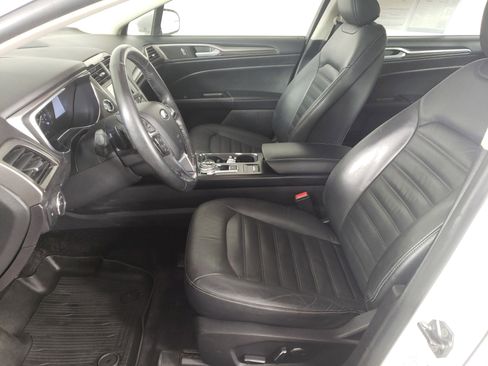 Used 2017 Ford Fusion SE w/ Fusion SE Technology Package image 10