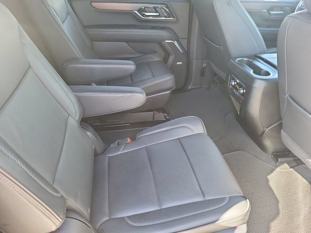 Used 2025 GMC Yukon XL Denali AWD/4WD image 33