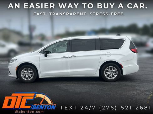 Used 2024 Chrysler Pacifica Touring-L FWD image 6